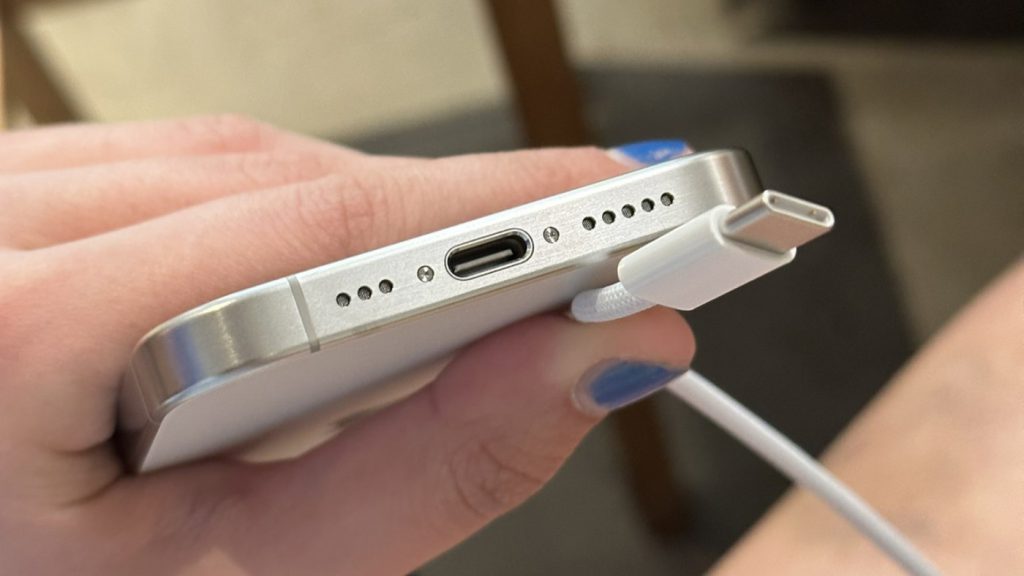 Un port USB-C et son chargeur