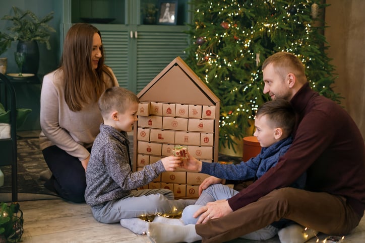 Une famille avec un calendrier de l'Avent