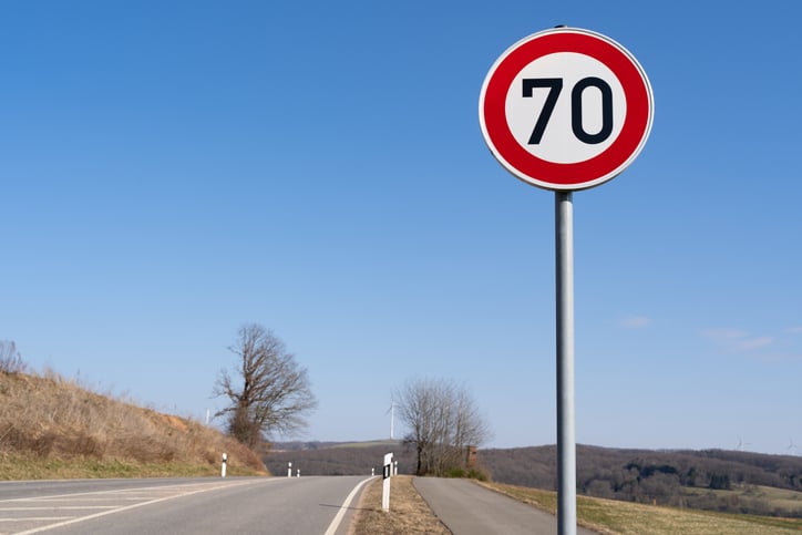 Un panneau de limitation de vitesse à 70 km/h