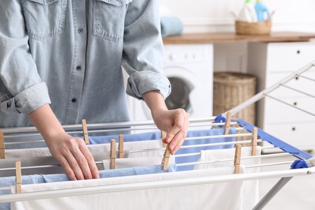 Une femme qui étend son linge