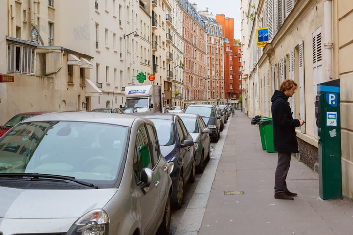 Un automobiliste paye son stationnement au parcmètre