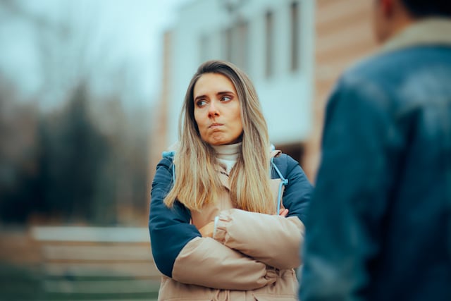 Une femme en train de se disputer avec un homme