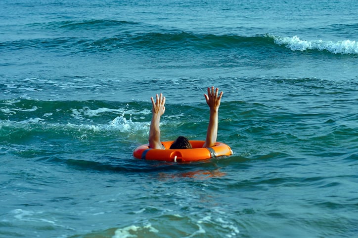 Un homme avec une bouée se noie en pleine mer