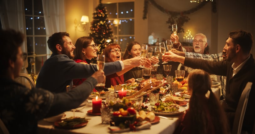 Une famille à table le soir de Noël