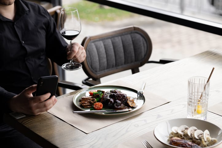 Un homme mange seul dans un restaurant