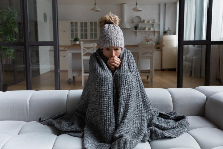 Une femme a froid dans sa maison