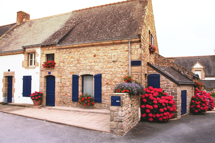 Petites maisons en pierre, quelque part en France