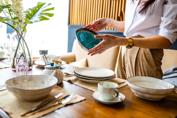 Une femme tient des assiettes