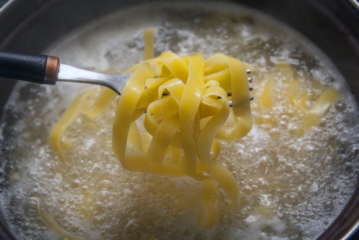 Des pâtes cuisent dans l'eau bouillante