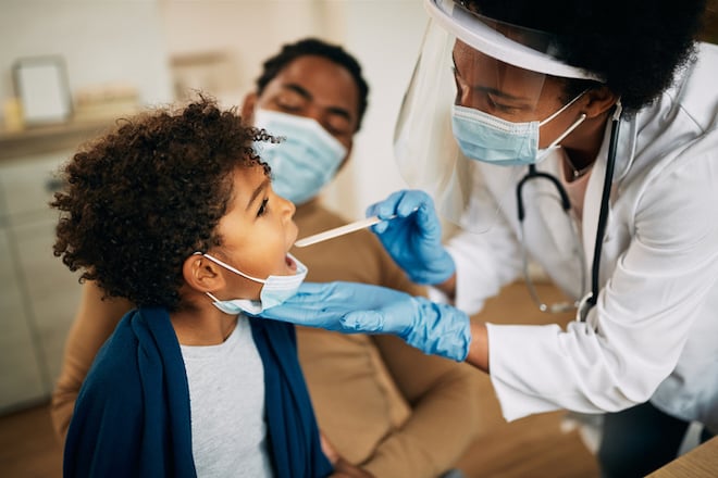 Un enfant consulte un médecin