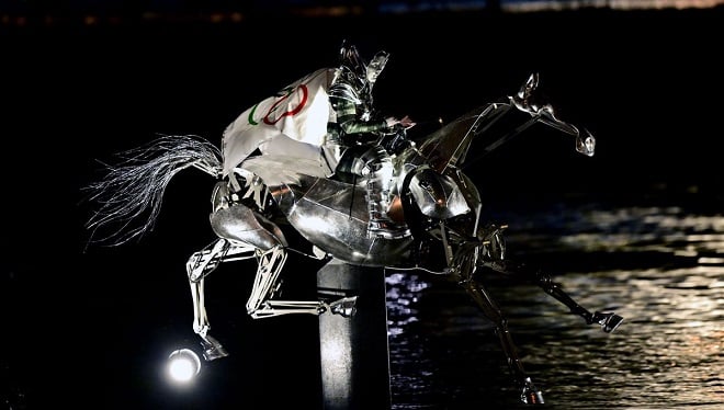 le cheval métallique galopant sur la Seine pendant la cérémonie d'ouverture des JO de Paris 2024