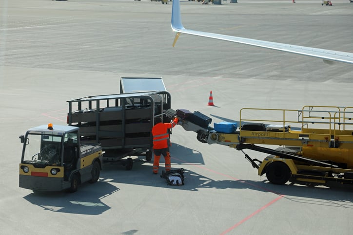 Un bagagiste décharge des bagages dans un aéroport