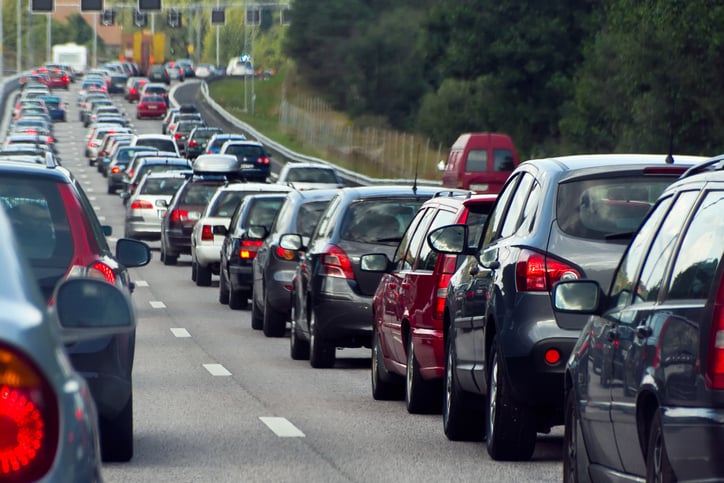 Des voitures dans les bouchons