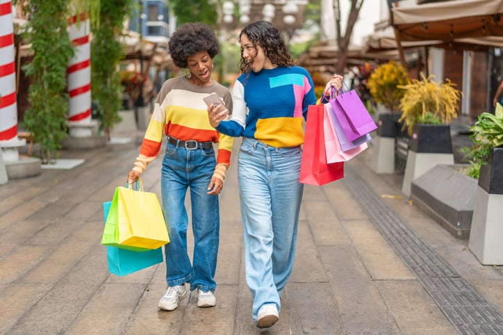 Des femmes en plein shopping