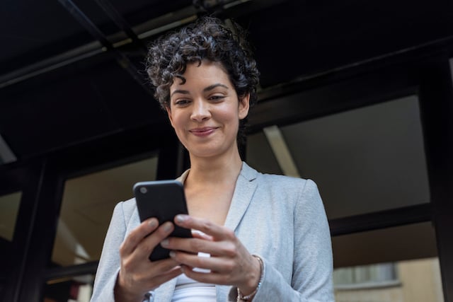 Une femme qui utilise son smartphone