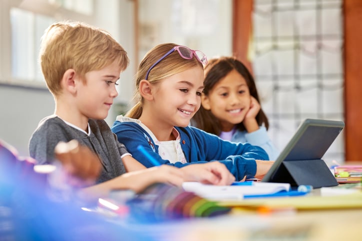 Des enfants devant une tablette