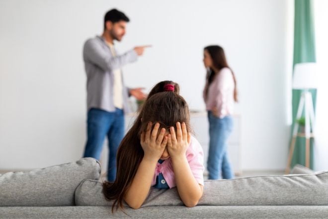 Des parents se disputent devant leur enfant