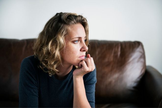 Une femme pensive et déprimée