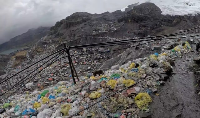 Des détritus jonchent les alentours de La Rinconada 