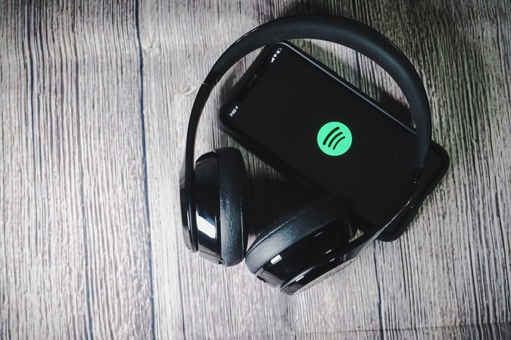 Un casque et un smartphone avec le logo Spotify