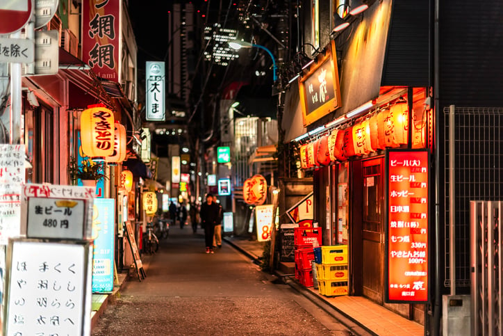 Une rue à Tokyo avec des bars tradtionnels