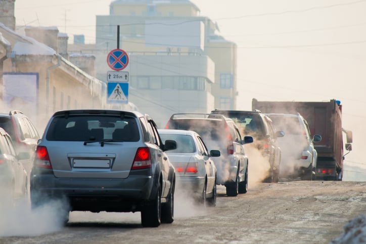 Une file de voitures en ville