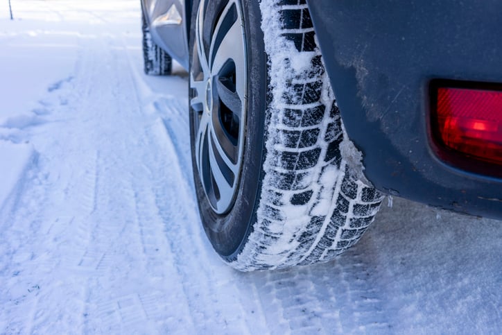 Un pneu couvert de neige