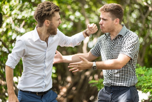 Deux hommes en train de se disputer 