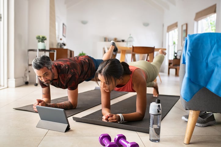 Un couple fait du sport à la maison