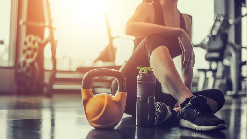 Une femme se repose après un exercice sportif