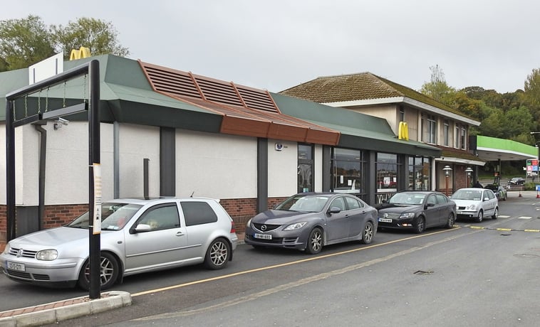 Des voitures en file d'attente au drive in d'un McDonald's