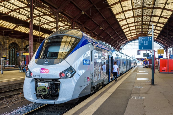 Un train à quai dans une gare