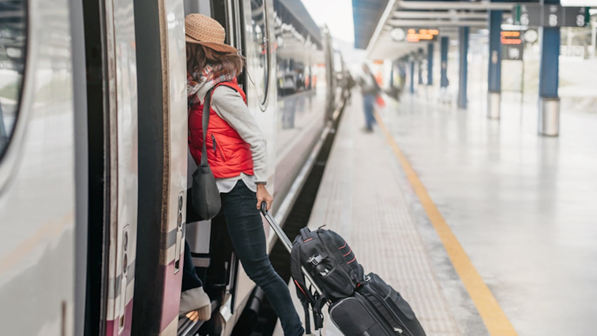 Une voyageuse monte à bord d'un train