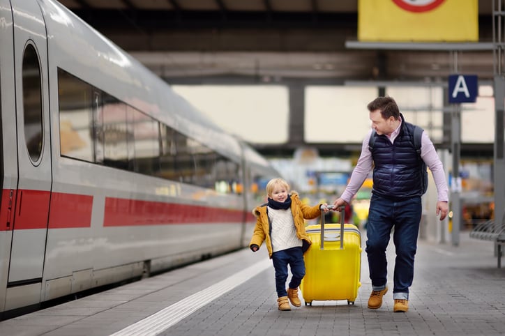 Un père et son enfant sur le quai d'une gare