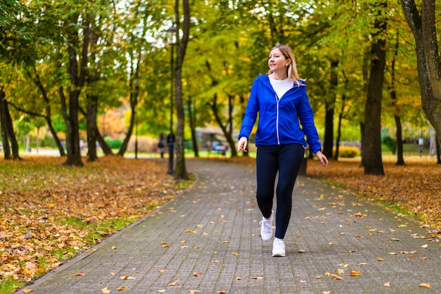 Une femme en train de marcher 