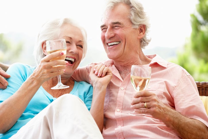 Un couple de seniors avec des verres de vin