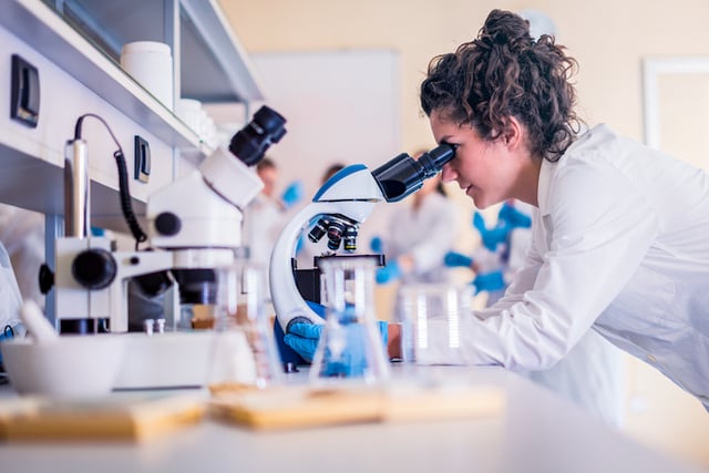 Une femme qui travaille dans un laboratoire 