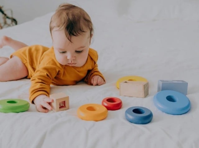 Un bébé en train de jouer 