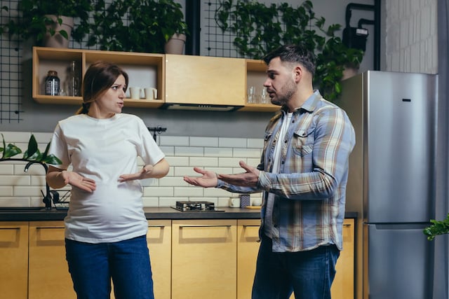 Une femme enceinte en pleine discussion avec son compagnon