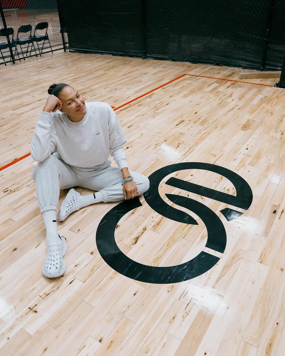 La basketteuse Liz Cambage prend la pose sur un parquet 