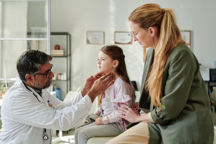 Une petite fille est chez le médecin avec sa mère