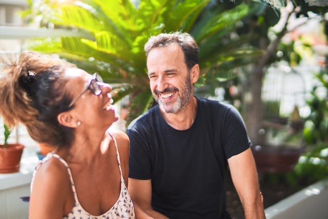 Un couple en train de rire