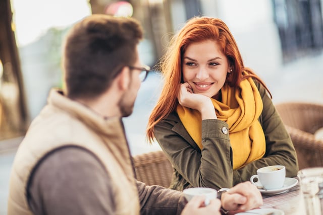 Une femme qui regarde amoureusement son compagnon