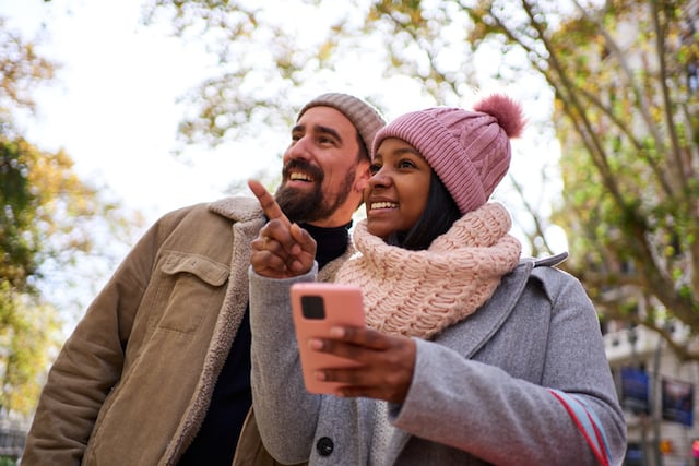 Un jeune couple dans la rue