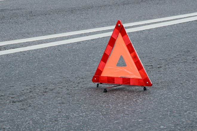 Un triangle de signalisation sur la route