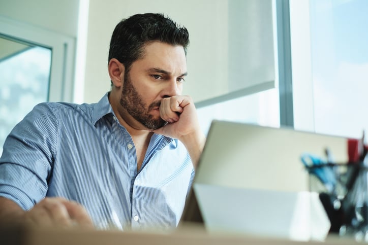 Un homme inquiet devant son ordinateur