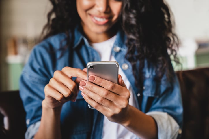 Une femme utilise son téléphone portable