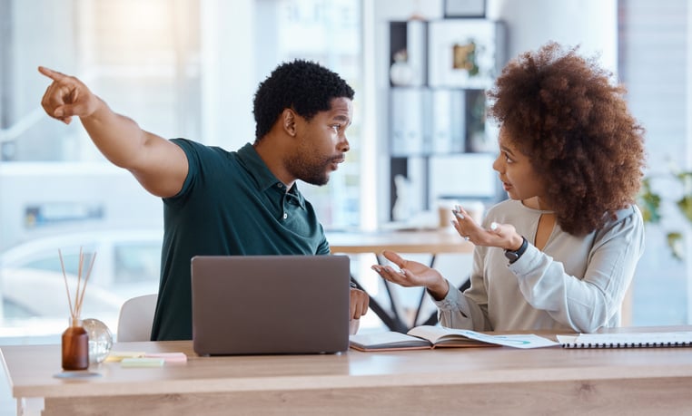 Un homme et une femme se dispute