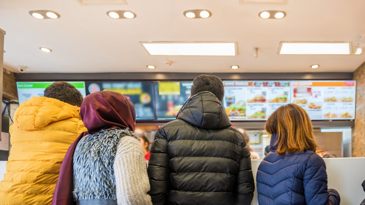 Des clients dans un fast-food 