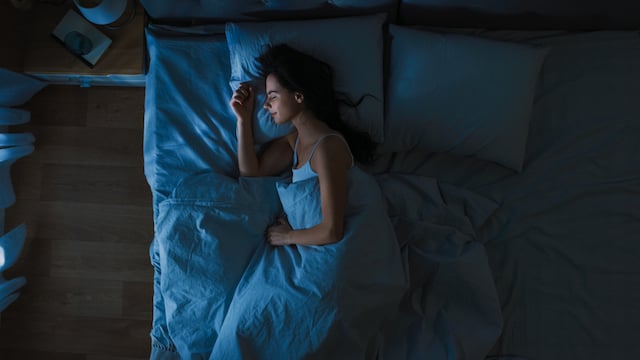 Une femme qui dort paisiblement 